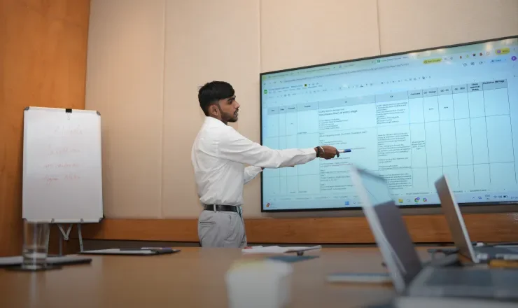Reports presentation inside Appac Media office
